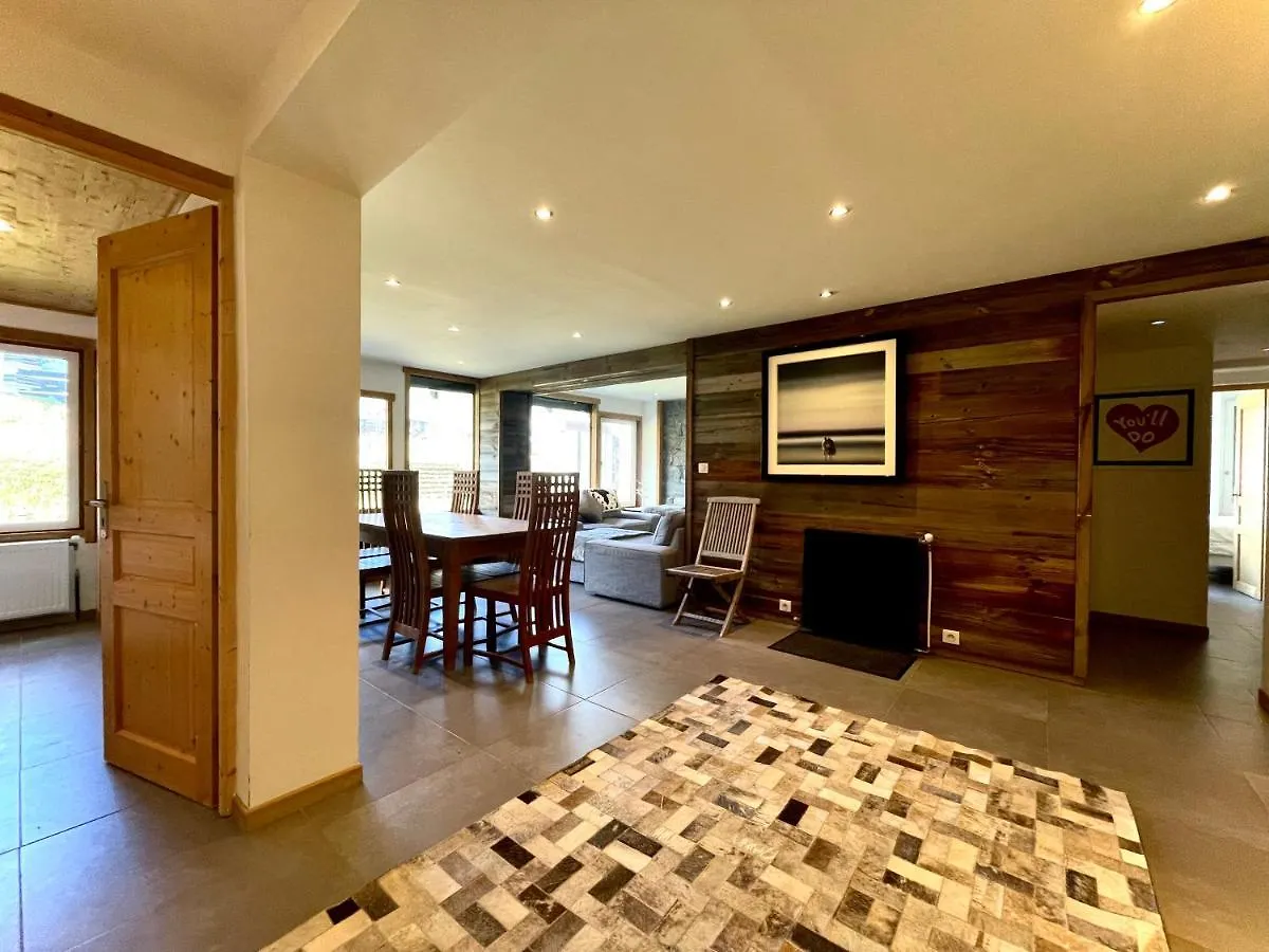 Ski In-Ski Out! Spacious & Stylish Apartment For 8 In The Heart Of Lavachet تينْيِ 0*,  فرنسا