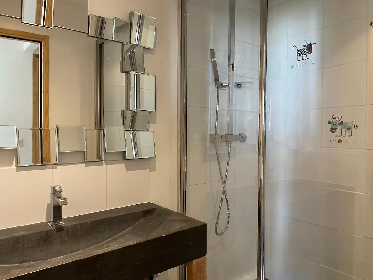 Ski In-Ski Out! Spacious & Stylish Apartment For 8 In The Heart Of Lavachet Tignes