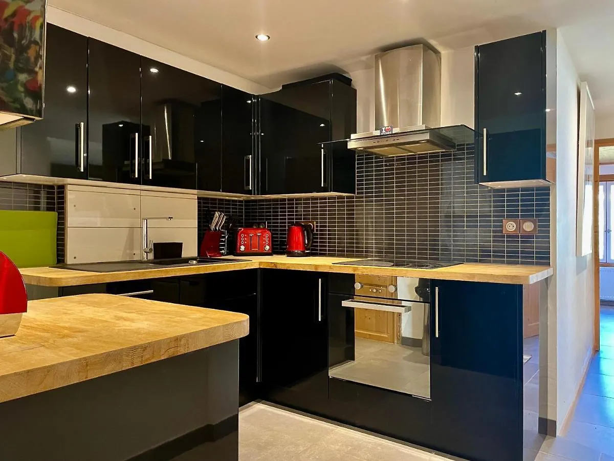 Ski In-Ski Out! Spacious & Stylish Apartment For 8 In The Heart Of Lavachet تينْيِ