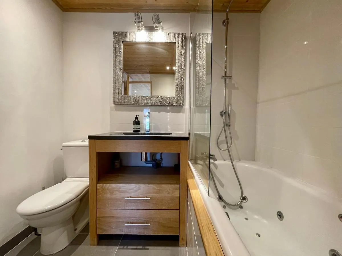 Ski In-Ski Out! Spacious & Stylish Apartment For 8 In The Heart Of Lavachet Tignes 0*,  Frankrike