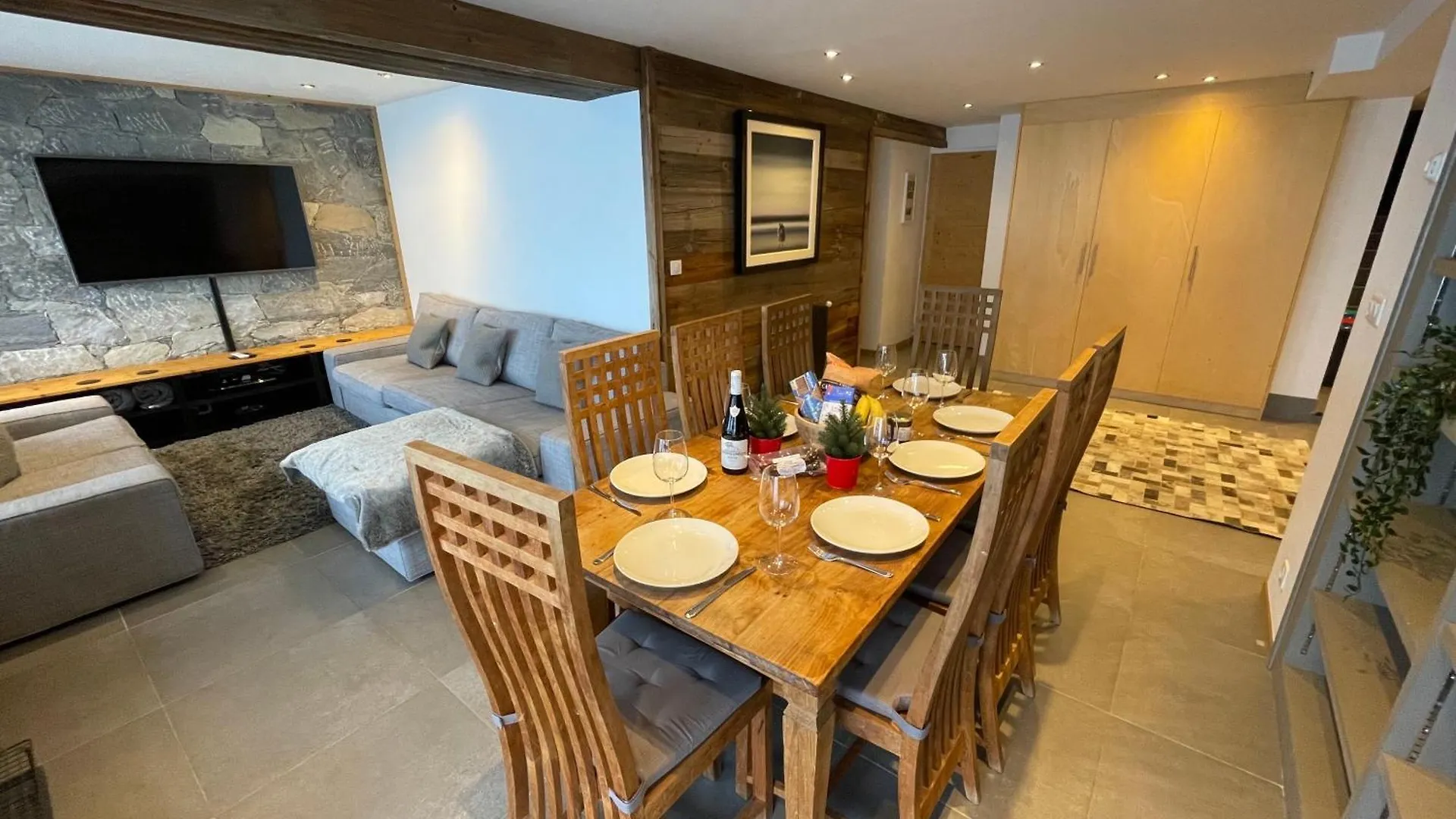 Ski In-Ski Out! Spacious & Stylish Apartment For 8 In The Heart Of Lavachet location